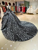 Vestido de Noiva Preto Dramático com Decote Halter, Saia Rodada, Bordado de Lantejoulas em Forma de Fogo de Artifício e Borlas com Contas Ye-2035