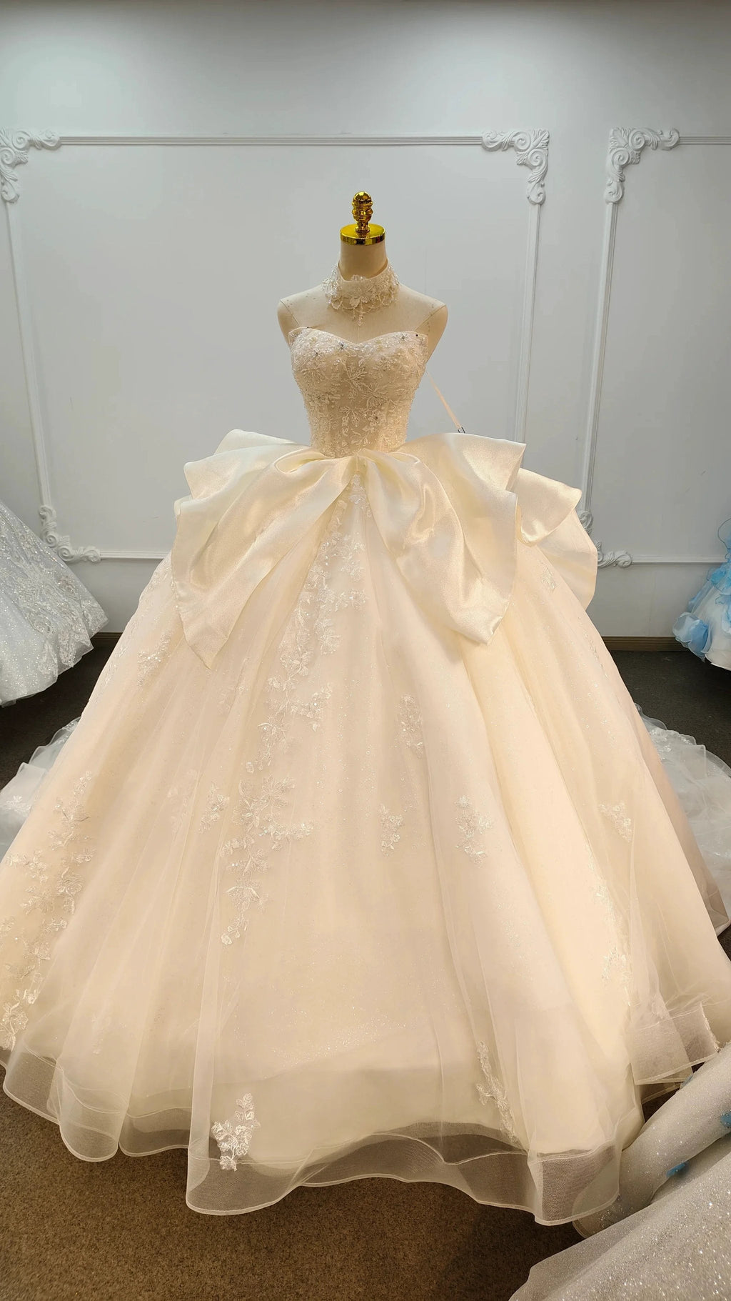 Vestido de fiesta sin tirantes de encaje marfil con cuello gargantilla y falda con lazo