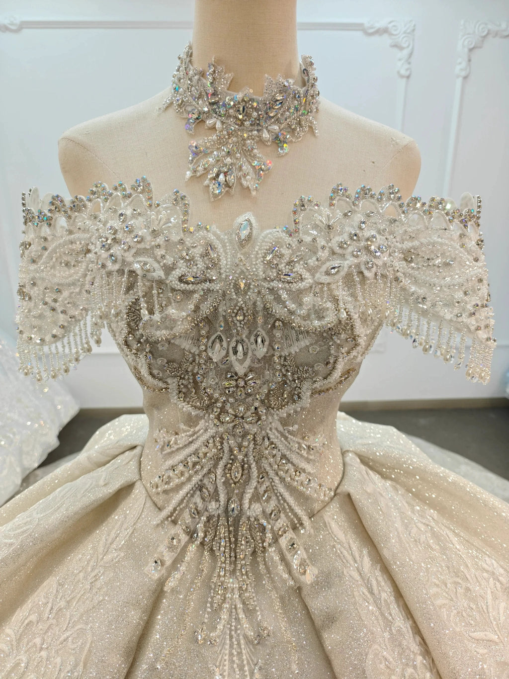 Vestido de Baile com Brilho Champagne, Ombros Descobertos, Busto com Franjas de Cristal e Cauda Bordada