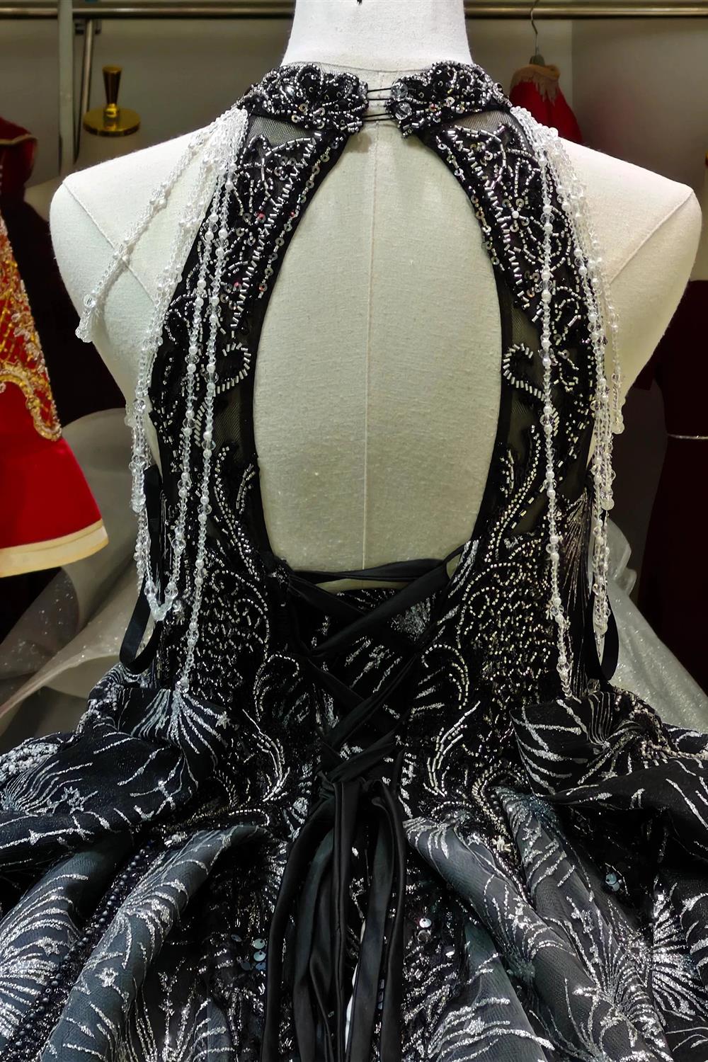 Vestido de Noiva Preto Dramático com Decote Halter, Saia Rodada, Bordado de Lantejoulas em Forma de Fogo de Artifício e Borlas com Contas Ye-2035