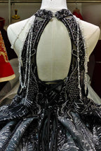 Vestido de Noiva Preto Dramático com Decote Halter, Saia Rodada, Bordado de Lantejoulas em Forma de Fogo de Artifício e Borlas com Contas Ye-2035