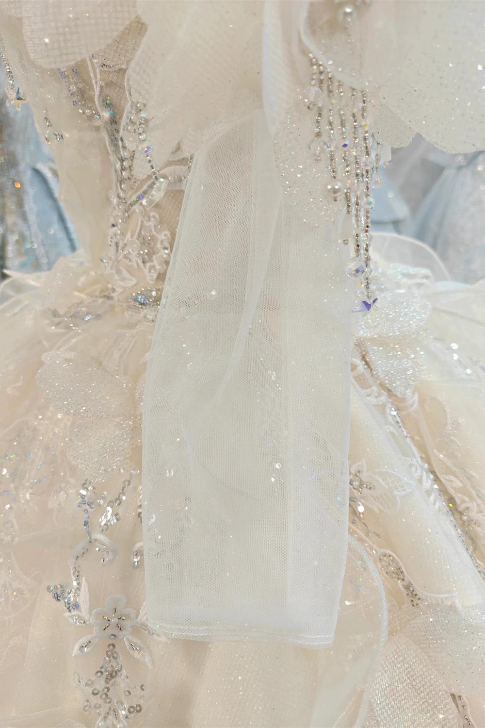 Vestido de Baile Creme com Brilho, Decote Ombro a Ombro, Saia Bordada com Cristais e Gola com Franjas