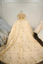 Abito da sposa celeste con scollo a barca, gonna ampia, ricami di stelle e luna e applicazioni floreali perline Ye-2040