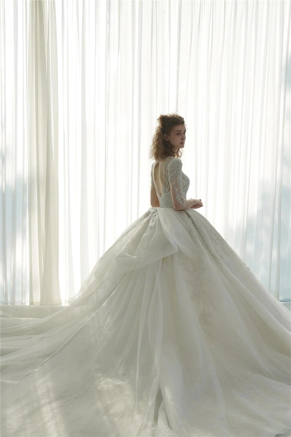 Vestido de Noiva Deslumbrante em Tule com Decote Profundo em V, Bordado com Contas e Costas com Recorte Ilusório Q-6022