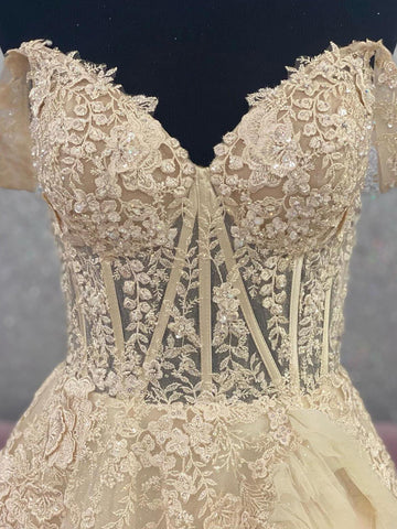 Kashi | Vestido de fiesta de tul con hombros descubiertos y apliques color champán