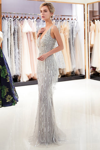 Vestido de noche largo de tul con flecos y cuentas, escote en V y corte sirena