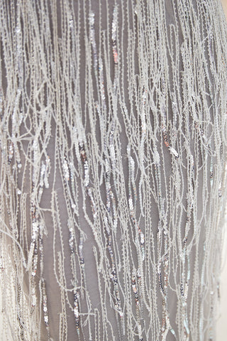 Vestido de noche largo de tul con flecos y cuentas, escote en V y corte sirena