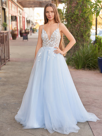 Cynthia | Vestido de fiesta largo de tul azul claro con escote en V y apliques de encaje