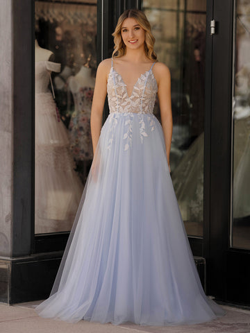 Cynthia | Vestido de fiesta largo de tul azul claro con escote en V y apliques de encaje