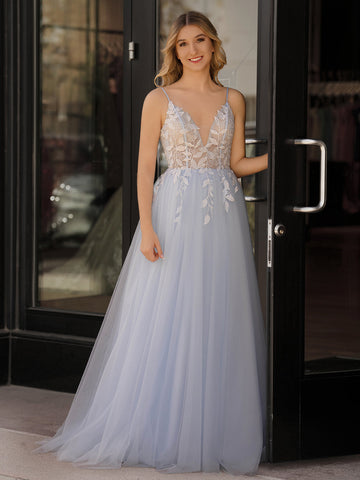 Cynthia | Vestido de fiesta largo de tul azul claro con escote en V y apliques de encaje
