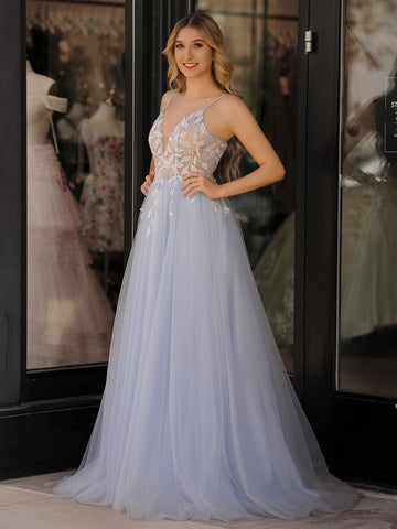 Cynthia | Vestido de fiesta largo de tul azul claro con escote en V y apliques de encaje