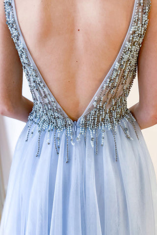 Vestido de fiesta largo de tul con espalda abierta, escote en V profundo y cuentas, corte A y abertura