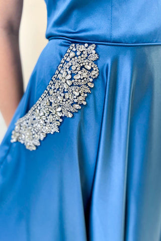 Vestido de fiesta largo de corte A con hombros descubiertos, bolsillos y adornos de cristal
