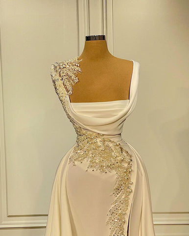 Langes A-Linien-Ballkleid aus Satin in Elfenbein mit quadratischem Ausschnitt und Schlitz