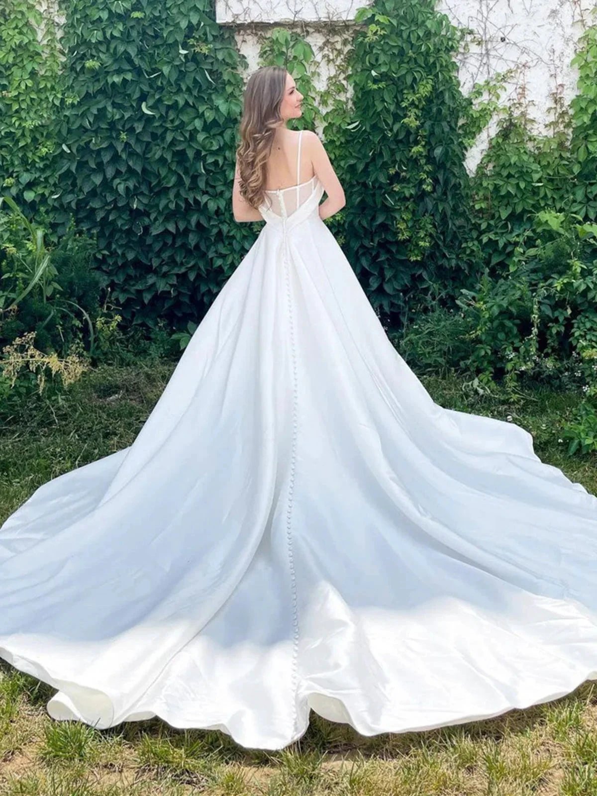 Vestido de Noiva em Cetim Comprido com Decote Coração, Corte em A, Costas Descobertas e Bolsos
