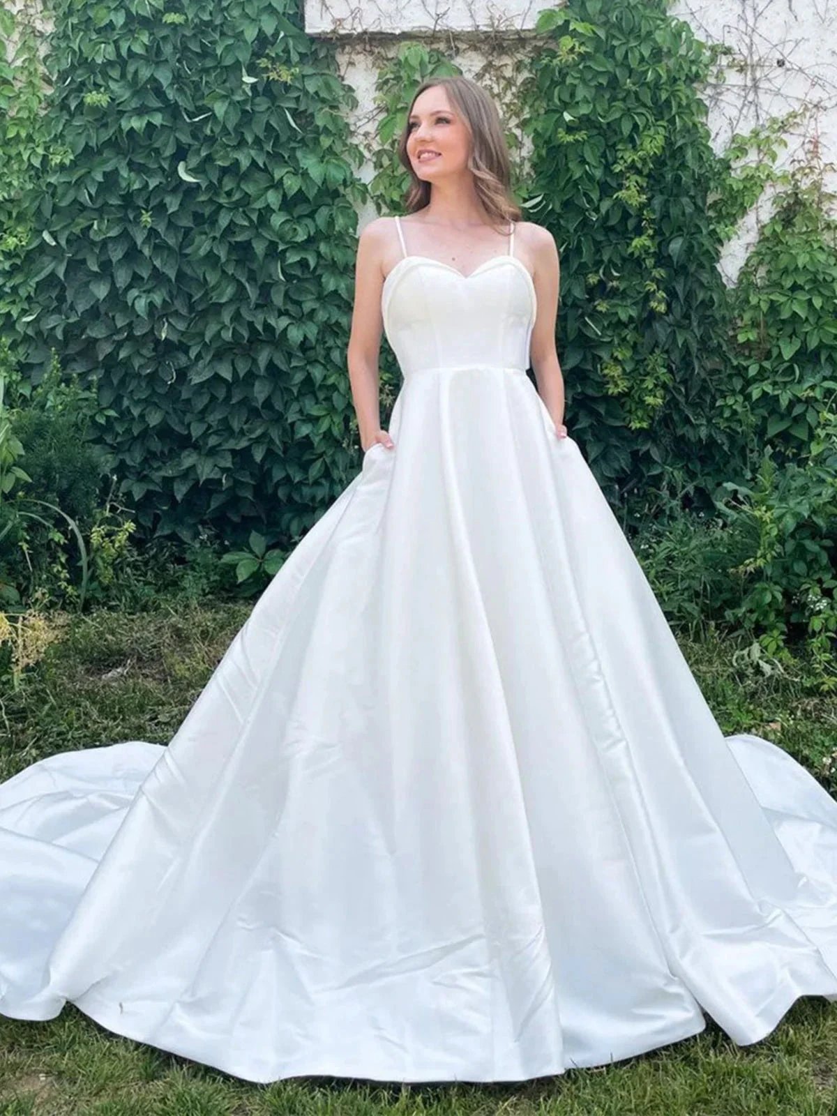 Vestido de Noiva em Cetim Comprido com Decote Coração, Corte em A, Costas Descobertas e Bolsos