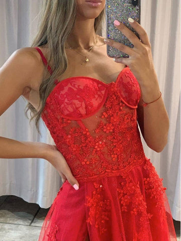 Vestido de fiesta largo de tul con escote en forma de A y encaje con abertura en rojo.