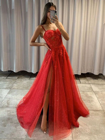 Vestido de fiesta largo de tul con escote en forma de A y encaje con abertura en rojo.