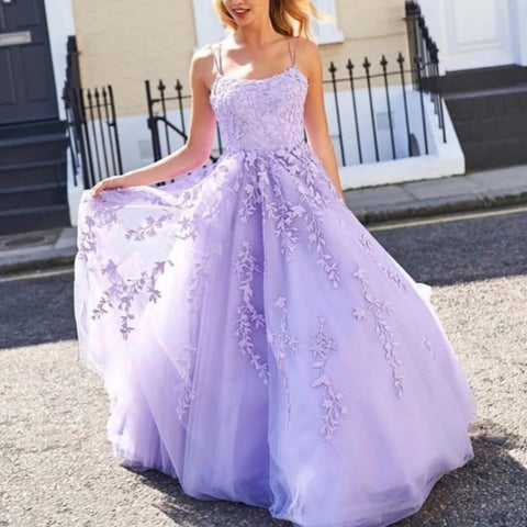 Vestido de fiesta largo de tul con encaje y espalda descubierta con cordones