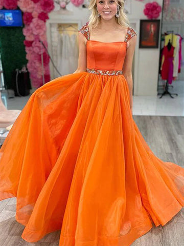 Vestido de fiesta largo de tul con corte en A y mangas cortas en color naranja para graduación formal.