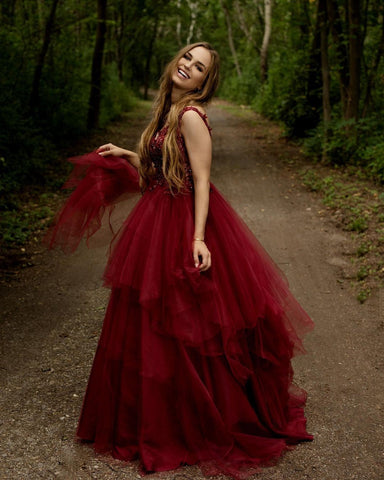 Langes, rückenfreies Ballkleid aus Tüll in A-Linie mit V-Ausschnitt, Spitzenapplikationen