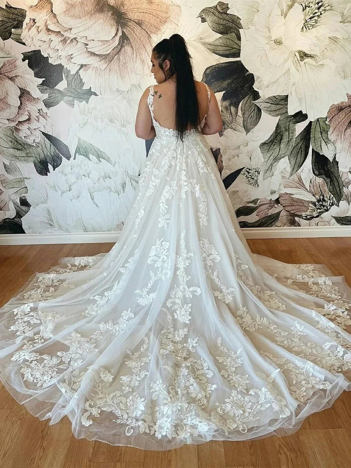 Vestido de noiva branco com decote em V, saia evasê longa, renda de tule e costas abertas