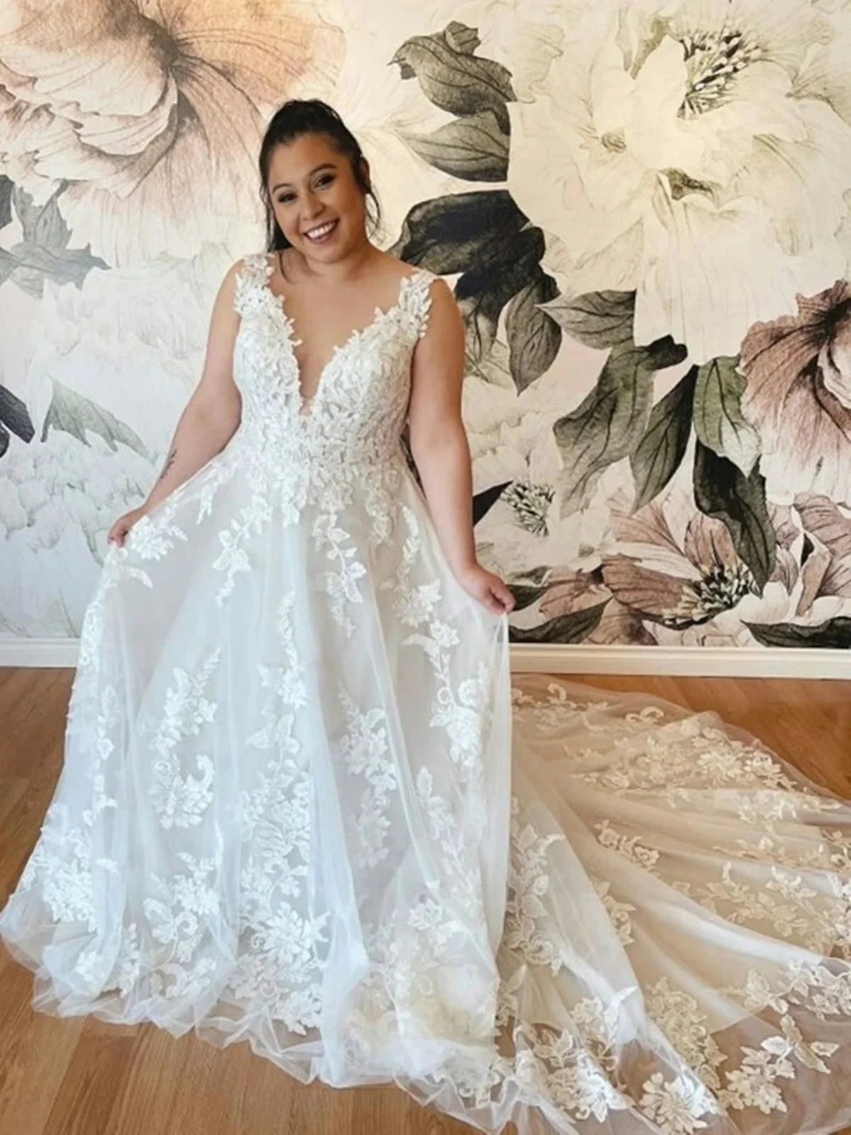 Vestido de noiva branco com decote em V, saia evasê longa, renda de tule e costas abertas