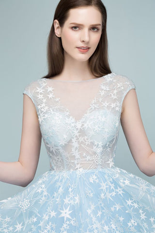 Langes Ballkleid mit Applikationen aus Tüll in A-Linie und Flügelärmeln