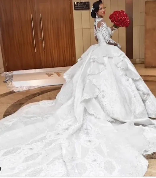 Robe de bal longue col haut avec application scintillante en satin pour mariage à manches longues