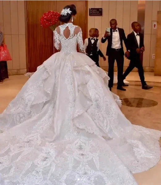 Robe de bal longue col haut avec application scintillante en satin pour mariage à manches longues