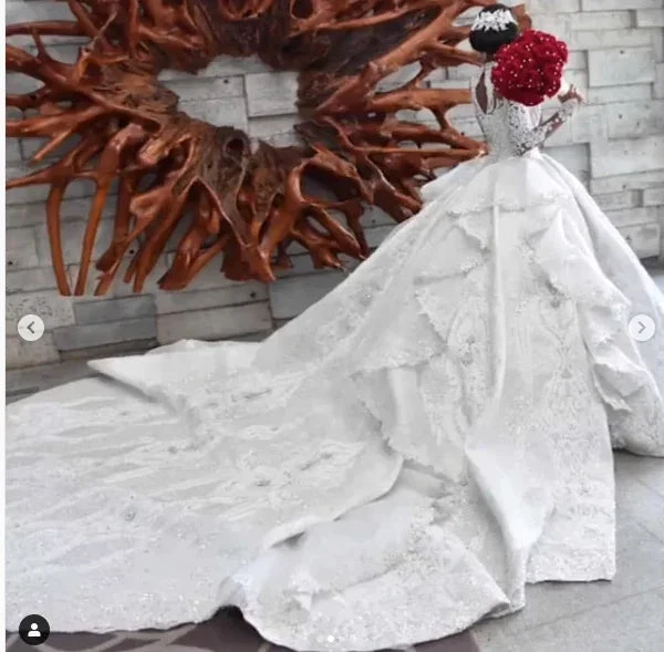 Robe de bal longue col haut avec application scintillante en satin pour mariage à manches longues