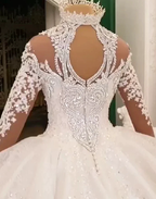 Robe de bal longue col haut avec application scintillante en satin pour mariage à manches longues