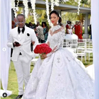 Robe de bal longue col haut avec application scintillante en satin pour mariage à manches longues