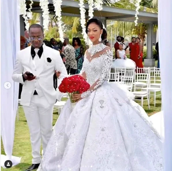 Robe de bal longue col haut avec application scintillante en satin pour mariage à manches longues
