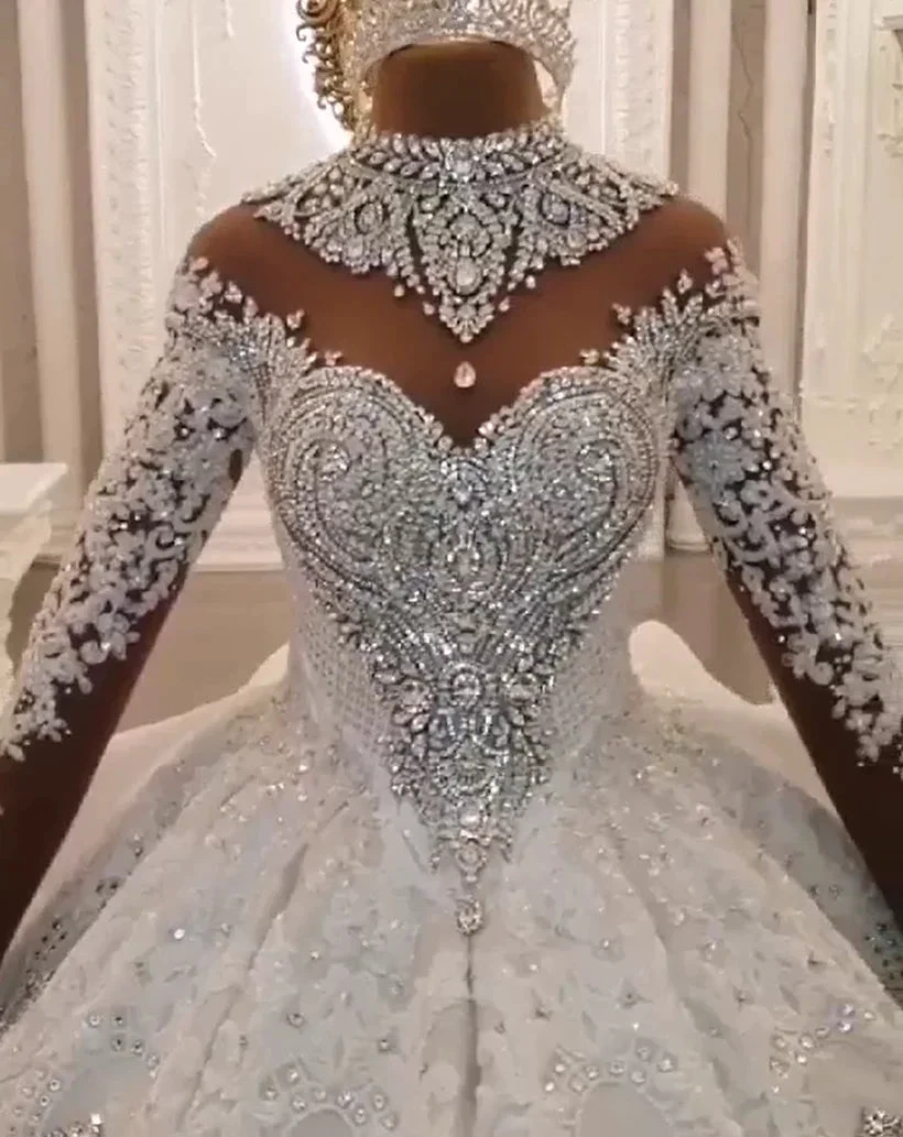 Robe de bal longue col haut avec application scintillante en satin pour mariage à manches longues