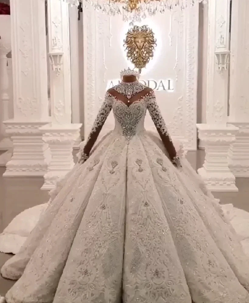 Robe de bal longue col haut avec application scintillante en satin pour mariage à manches longues