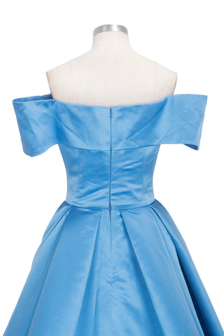 Vestido de fiesta largo de satén azul con hombros descubiertos y abertura