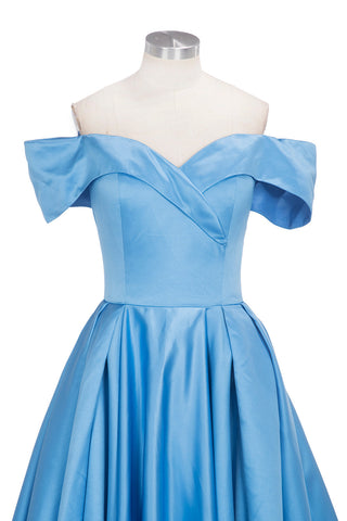 Vestido de fiesta largo de satén azul con hombros descubiertos y abertura