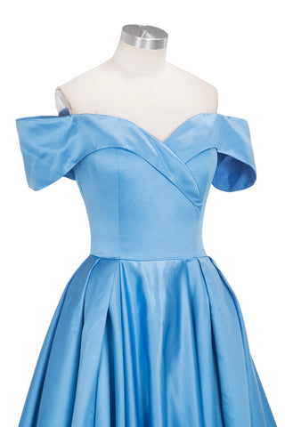 Vestido de fiesta largo de satén azul con hombros descubiertos y abertura