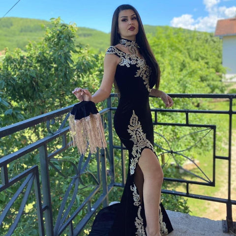 Langes schwarzes Meerjungfrau-Ballkleid mit hohem Halsausschnitt, Applikationen, Spitze und Schlitz