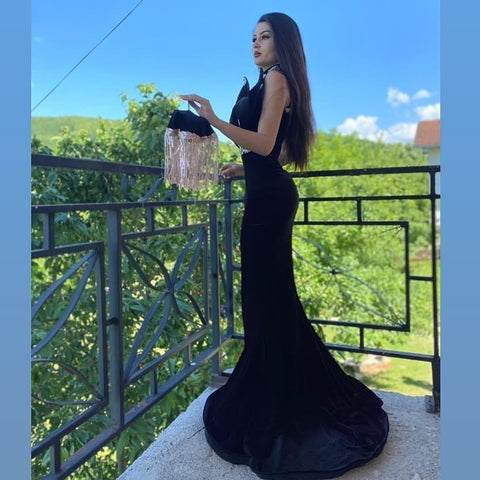 Langes schwarzes Meerjungfrau-Ballkleid mit hohem Halsausschnitt, Applikationen, Spitze und Schlitz