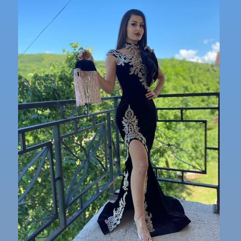 Langes schwarzes Meerjungfrau-Ballkleid mit hohem Halsausschnitt, Applikationen, Spitze und Schlitz
