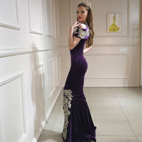 Vestido de fiesta largo de sirena con cuello alto, apliques de encaje y terciopelo sin espalda