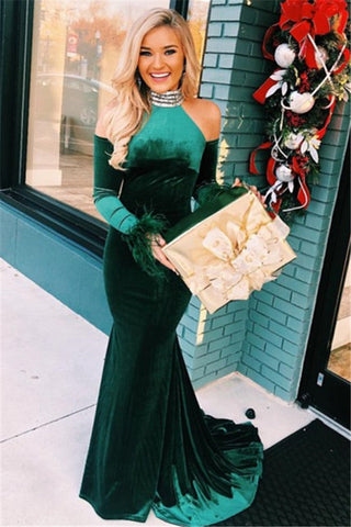 Vestido de fiesta largo de terciopelo verde con cuello alto y corte sirena