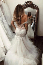 Abiti da sposa lunghi a sirena con scollo a barca, pizzo e schiena scoperta