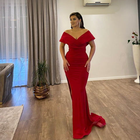 Vestidos de fiesta formales de satén rojo con hombros descubiertos y corte sirena largo con abertura