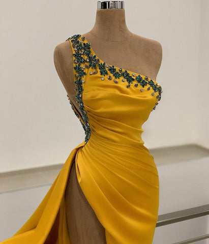 Vestido de fiesta largo de sirena con un solo hombro, espalda descubierta y cuentas con abertura