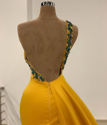 Vestido de fiesta largo de sirena con un solo hombro, espalda descubierta y cuentas con abertura