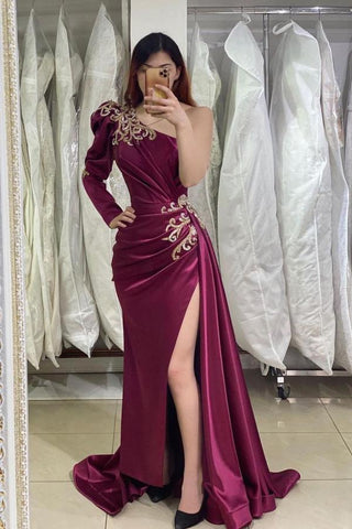 Vestido de fiesta largo de sirena con un hombro al descubierto y abertura frontal con mangas