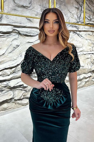 Langes Meerjungfrau-Ballkleid mit V-Ausschnitt und Glitzer-Samt und Ärmeln